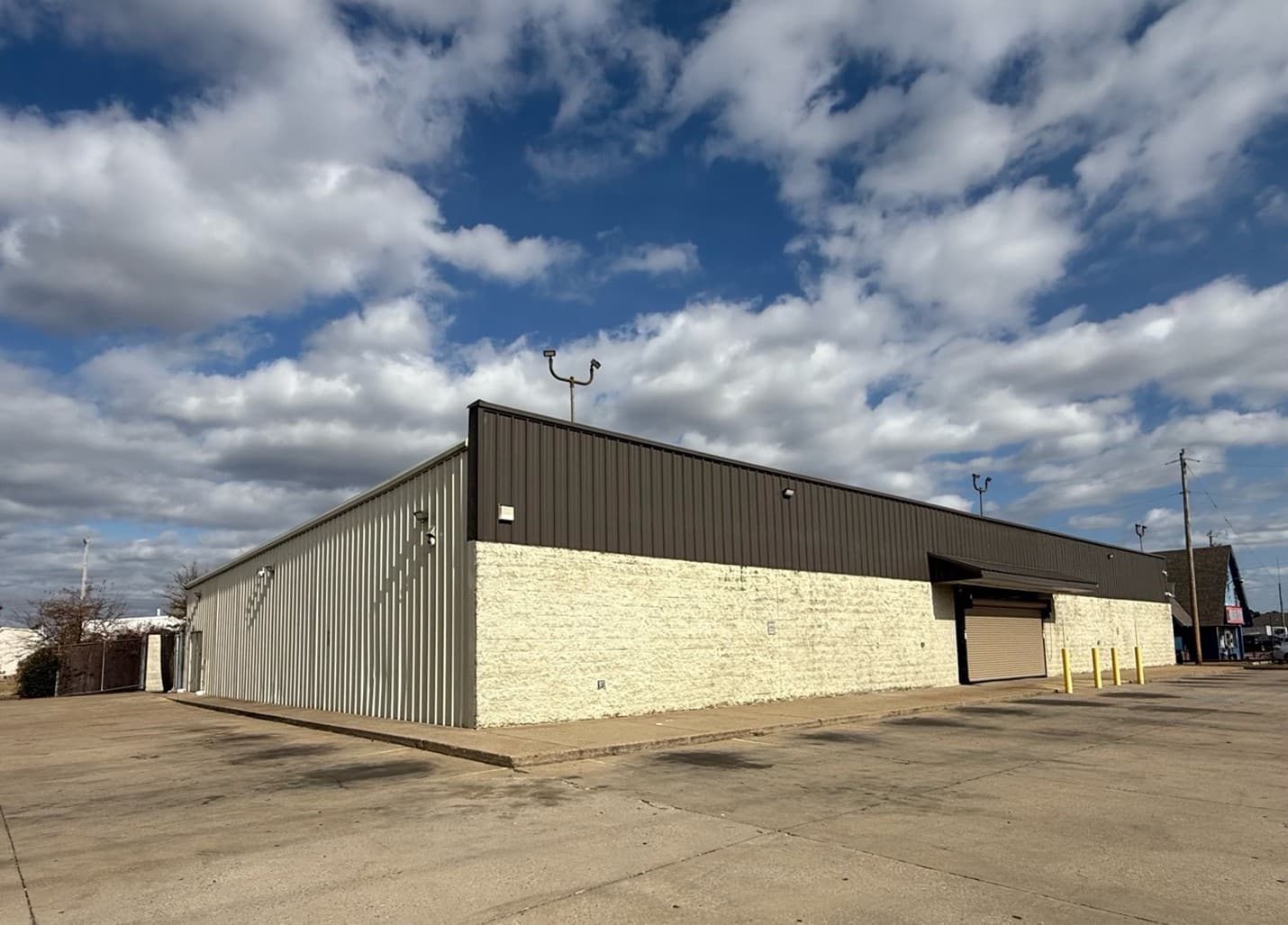 REDUCED! 1760 Winchester Rd., Memphis, TN  |  Retail or Industrial/Flex Building for Sale- PERFECT FOR GARAGE/BODY SHOP!