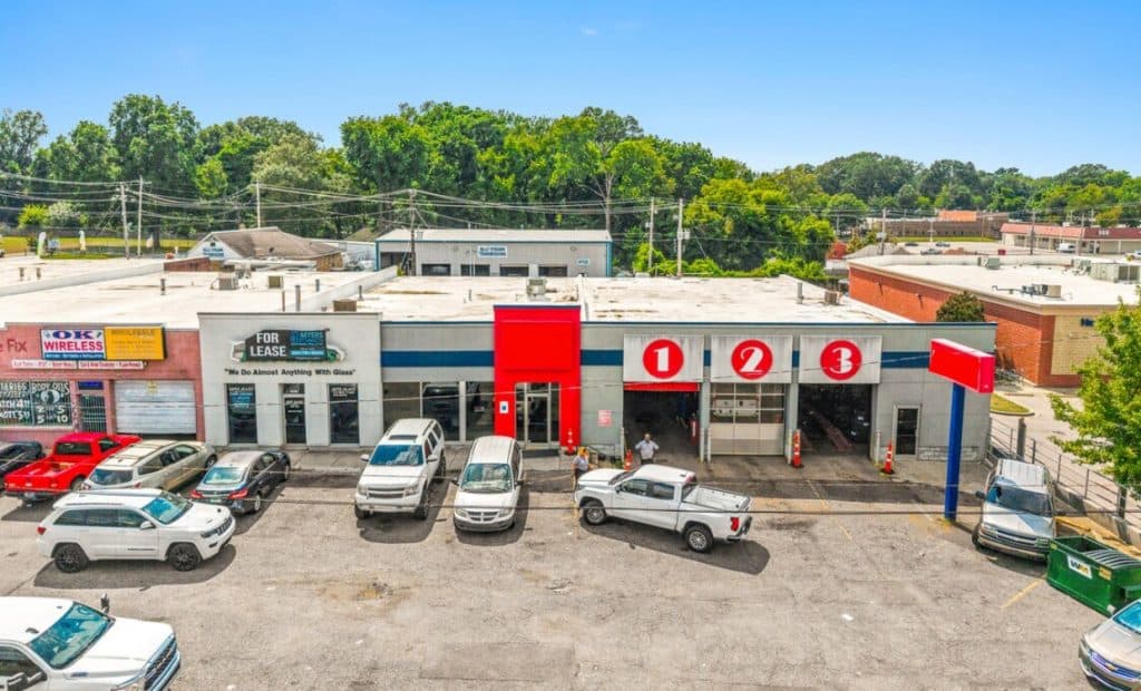 7,095 SF Available with Roll Up Doors  |  4177 Elvis Presley Boulevard, Memphis, TN 38116
